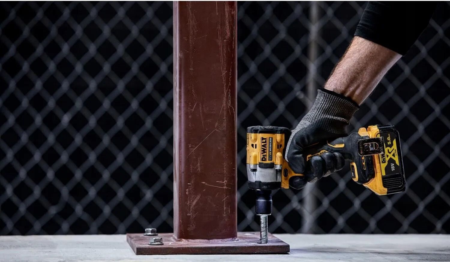 Аккумуляторный гайковерт DeWalt DCF921H2TQW, с АКБ и ЗУ, в кейсе