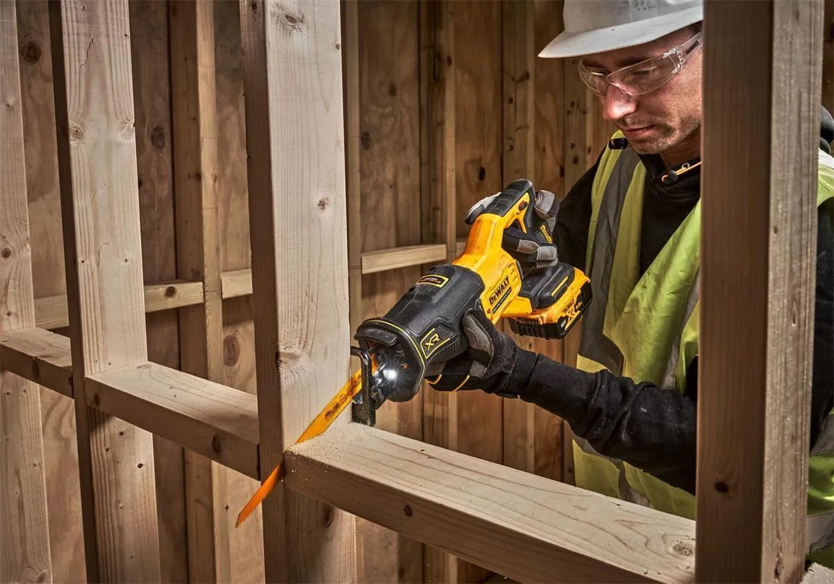 Аккумуляторная сабельная пила DeWalt DCS3822H1, 18V, АКБ 5Ah, в кейсе