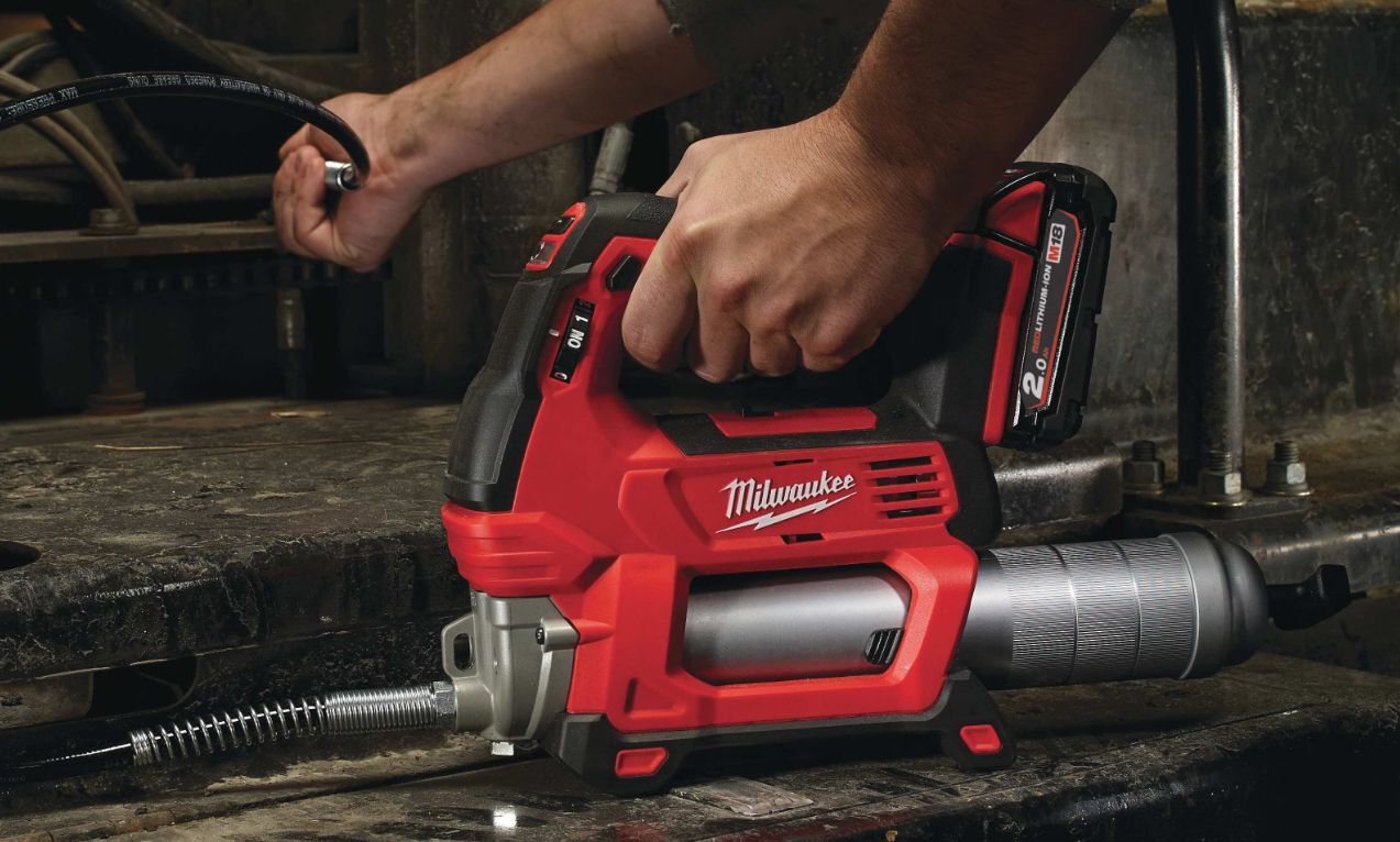 Смазочный пистолет Milwaukee M18 GG201C с 2,0 Ah и ЗУ 4933440490