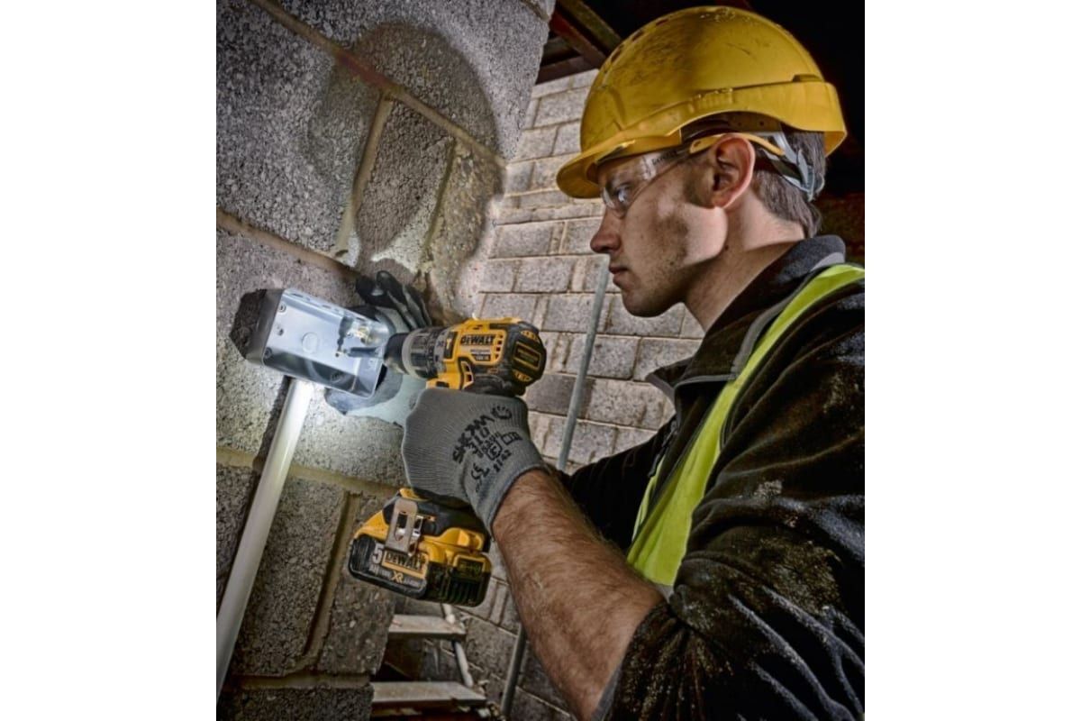 Аккумуляторная ударная дрель-шуруповерт DeWalt DCD796D2 (2x2.0Ah, ЗУ, кейс)