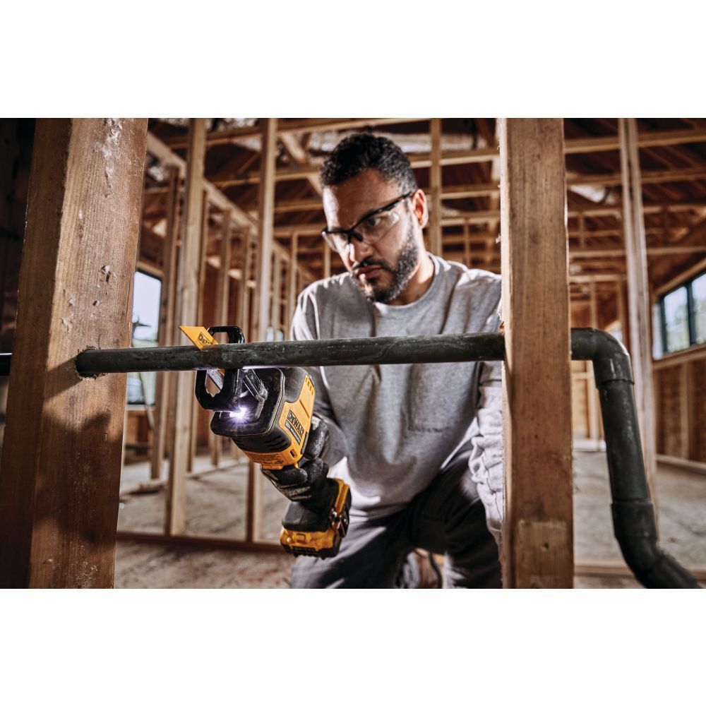 Аккумуляторная сабельная пила DeWalt DCS369M2