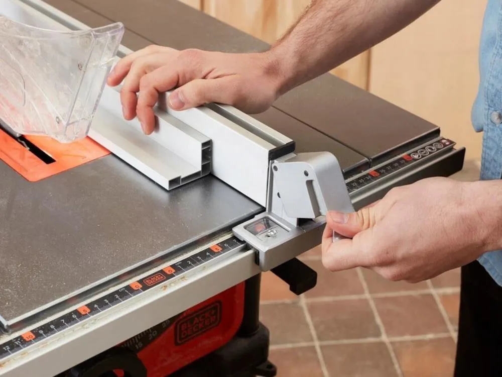 Настольная циркулярная пила Black&Decker BES720-QS