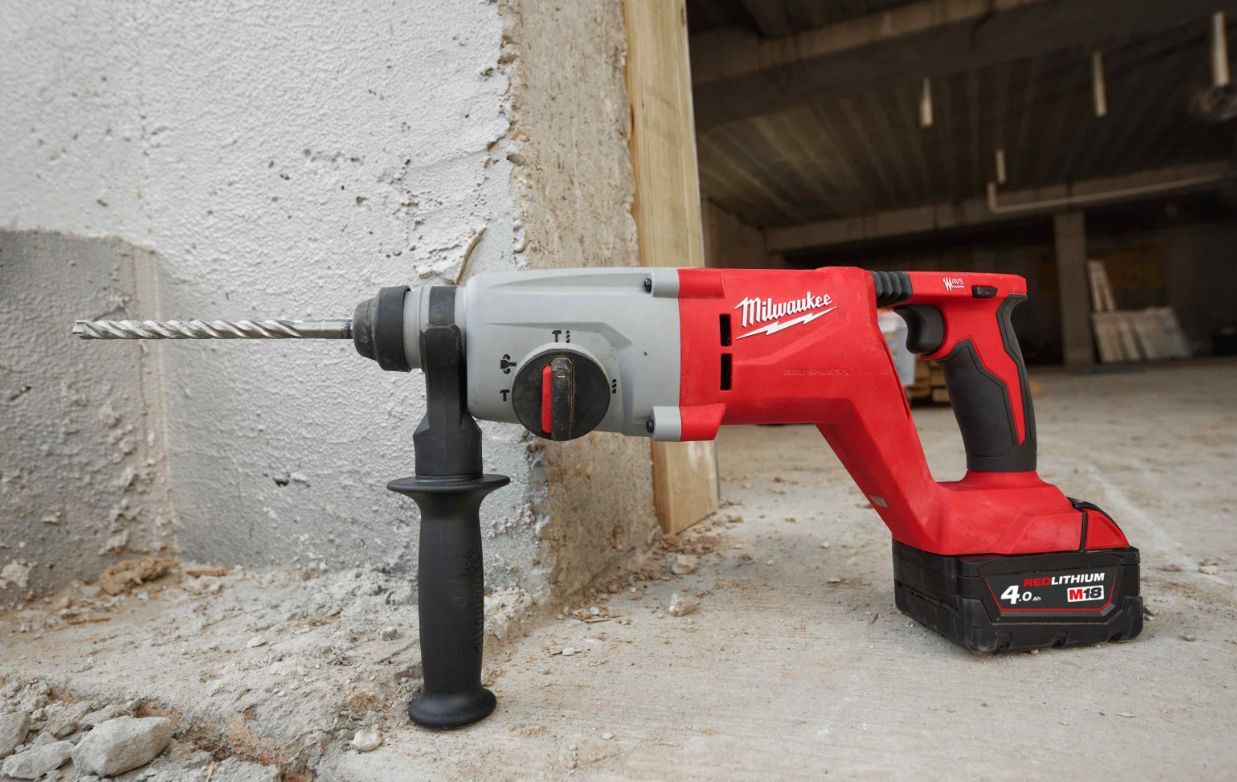 Бесщеточный перфоратор Milwaukee M18 BLHACD26402X 2х4,0 Ah и ЗУ 4933492480