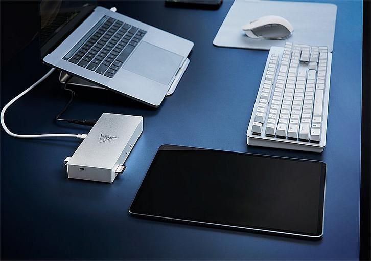 Док-станция Razer Thunderbolt 4 Dock Mercury серебристый (RC21-01690200-R3G1)