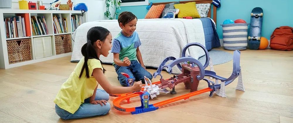Набор треков для двух машин Hot Wheels RacerVerse Marvel HPL34