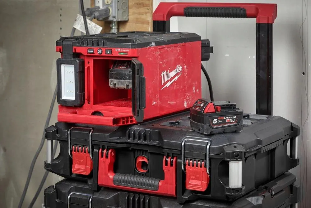 Аккумуляторный фонарь-маяк Milwaukee M18 POALC-0 18 В, без АКБ и ЗУ