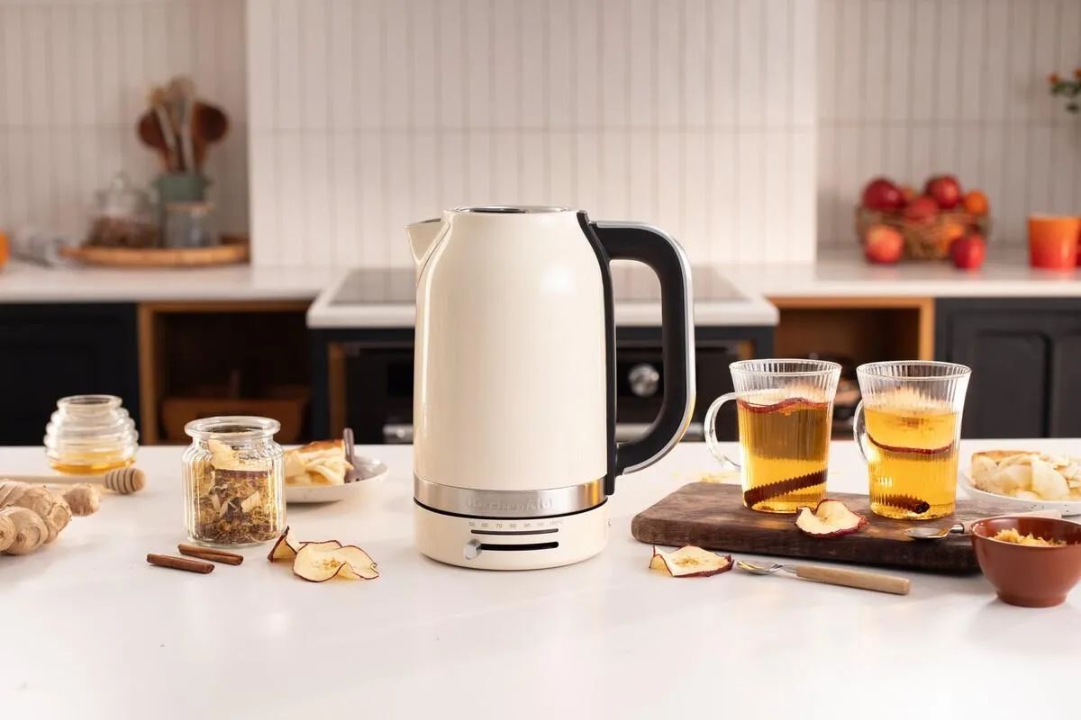 Чайник KitchenAid Artisan 5KEK1701EAC кремовый