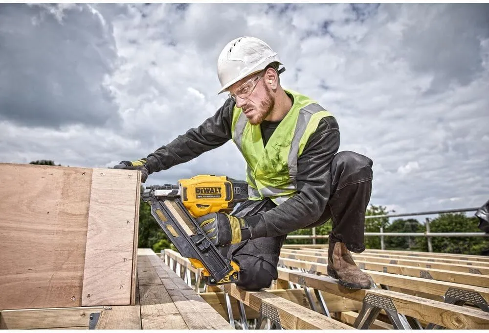 Аккумуляторный гвоздезабивной пистолет Dewalt DCN950N-XJ