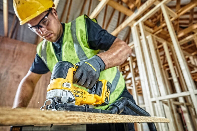 Аккумуляторный электролобзик DeWALT DCS334P1