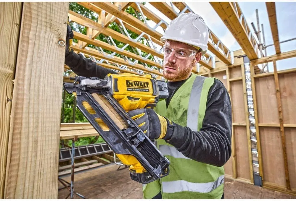 Аккумуляторный гвоздезабивной пистолет Dewalt DCN950N-XJ