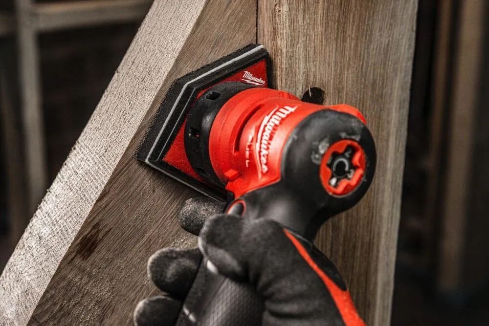Эксцентриковая шлифмашина Milwaukee M12 FDSS-422X 24,0 Ah и ЗУ 4933479681