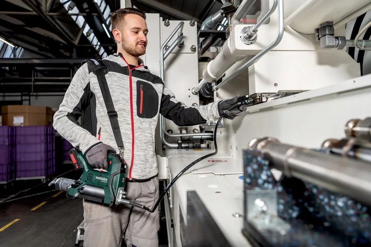 Смазочная станция аккумуляторная Metabo FP 18 LTX 600789850 в кейсе metaBOX с 2 аккумуляторами Li-Power 18 V 2.0 Ah и ЗУ