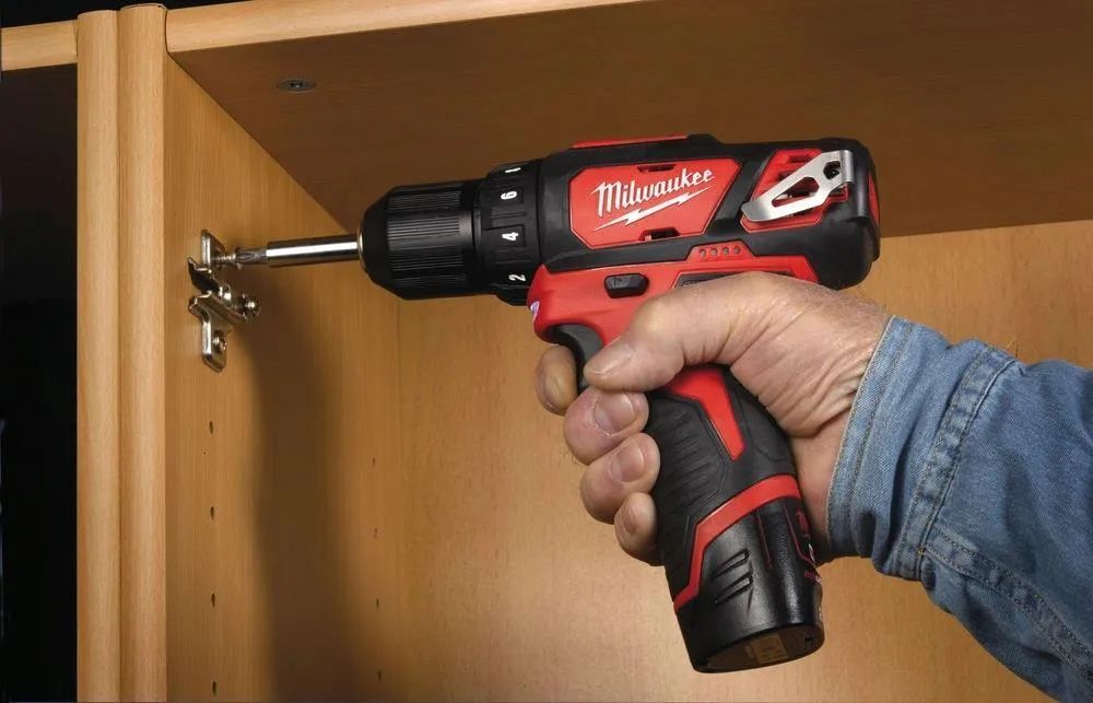 Дрель-шуруповёрт Milwaukee M12 BDD-202X 1 2.0 Ah и ЗУ 4933446040