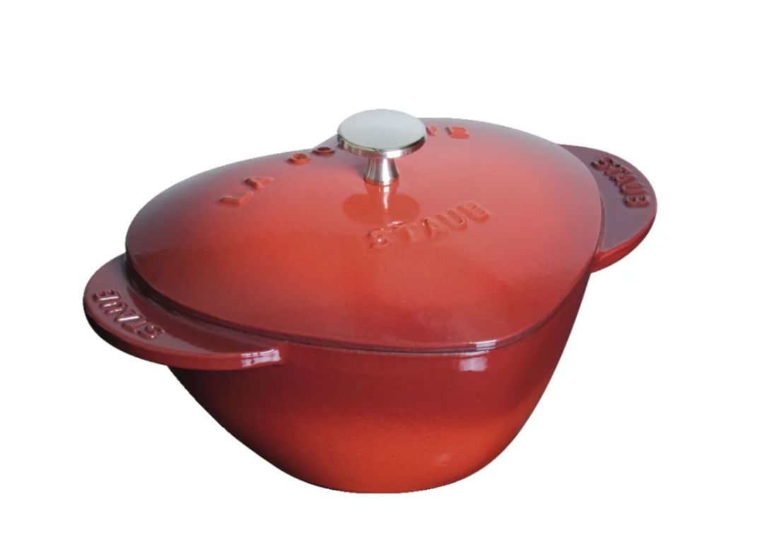 Чугунная кастрюля Staub в форме сердца, красная 1100006