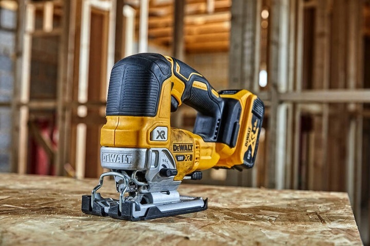 Аккумуляторный электролобзик DeWALT DCS334P1