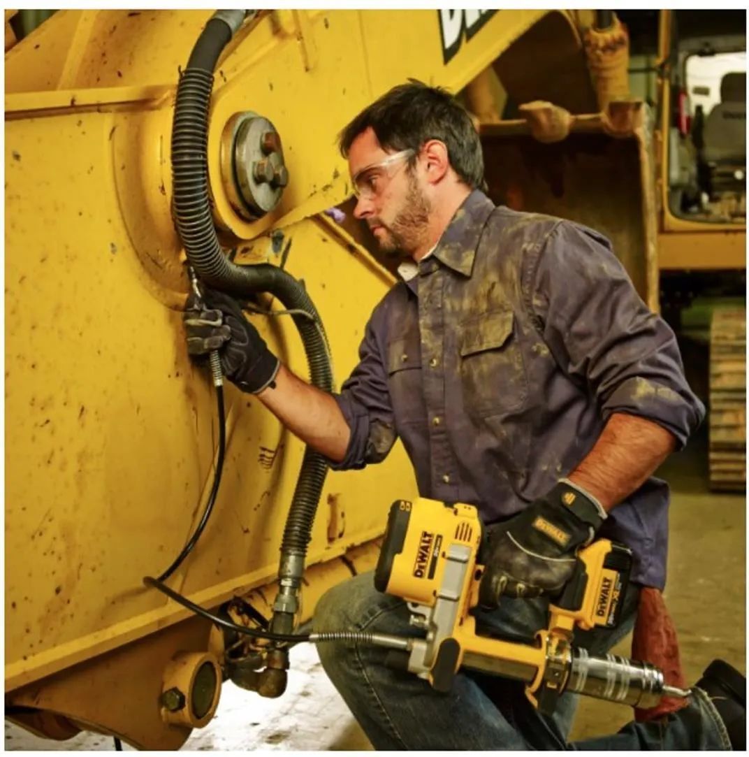 Аккумуляторный смазочный пистолет DeWalt DCGG571M1, с АКБ 4 Ач и ЗУ, в кейсе