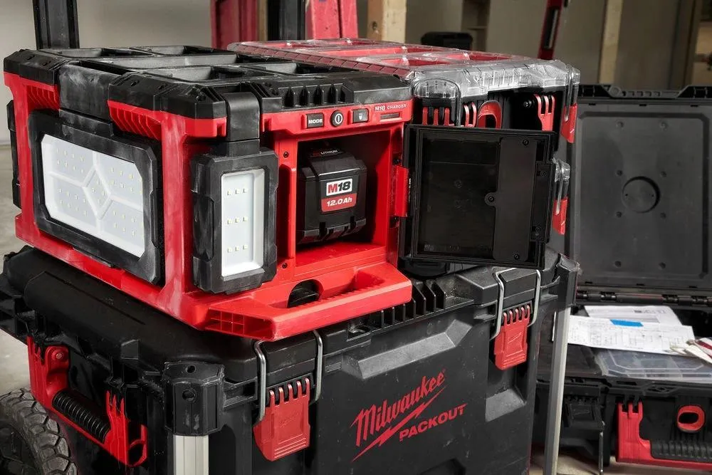 Аккумуляторный фонарь-маяк Milwaukee M18 POALC-0 18 В, без АКБ и ЗУ