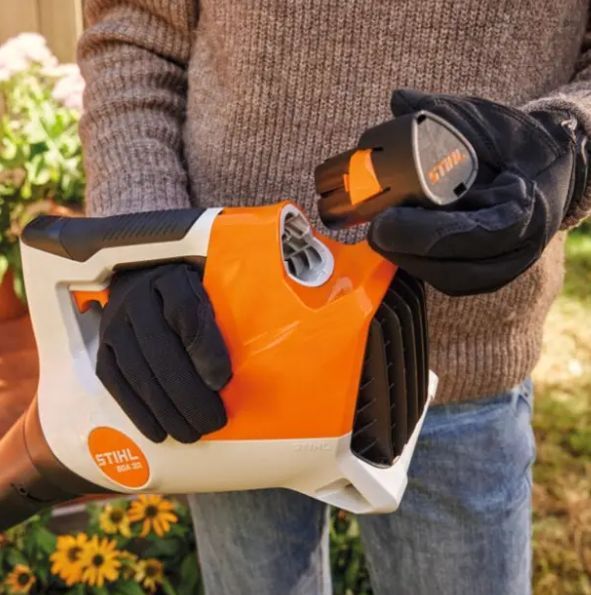 Аккумуляторная воздуходувка Stihl Bga 30.0 с 2 акб и зу