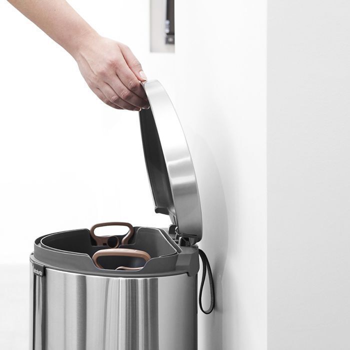 Мусорный бак с педалью Brabantia FlatBack+, 40л, MotionControl, матовая сталь 482021