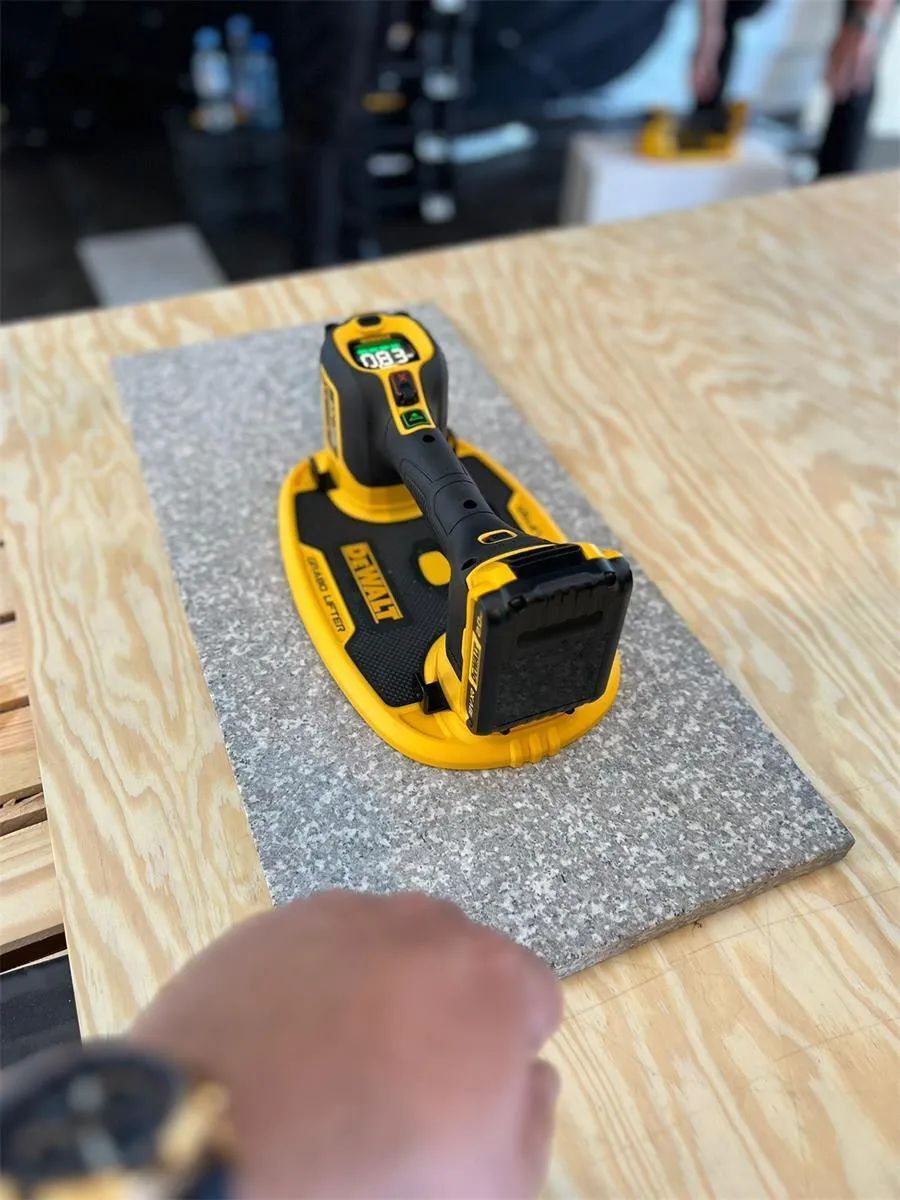 Вакуумный подъемник аккумуляторный DeWalt DCE590D1T + аккумулятор 18V 2.0Ач