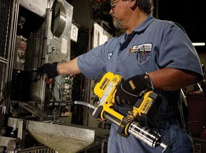 Аккумуляторный смазочный пистолет DeWalt DCGG571NT, без АКБ и ЗУ, в кейсе
