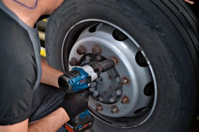 Аккумуляторный ударный гайковёрт Bosch GDS 18V-1050 H Professional в кейсе, арт. 06019J8522