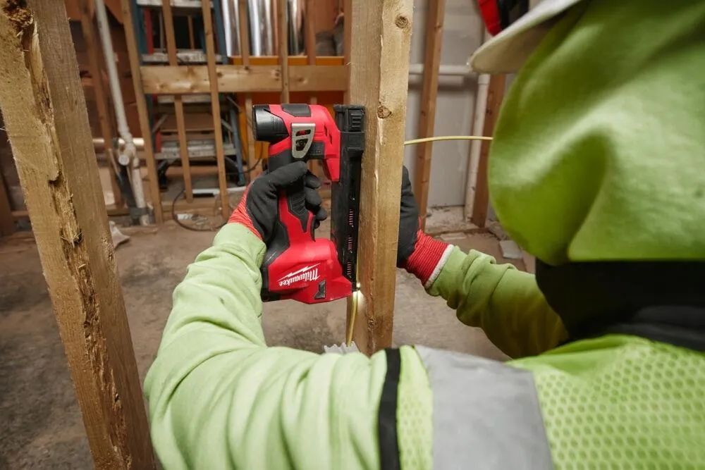 Степлер-шнекер Milwaukee M12 BCST-0 без акб и ЗУ 4933480488