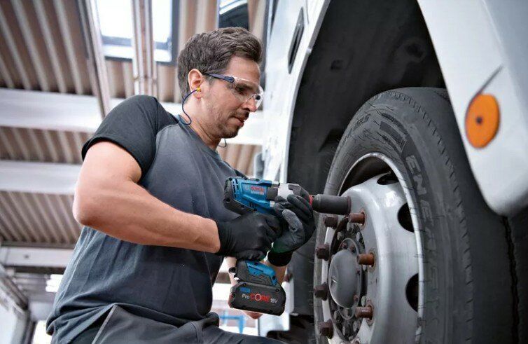 Аккумуляторный ударный гайковёрт Bosch GDS 18V-1050 H Professional в кейсе, арт. 06019J8522