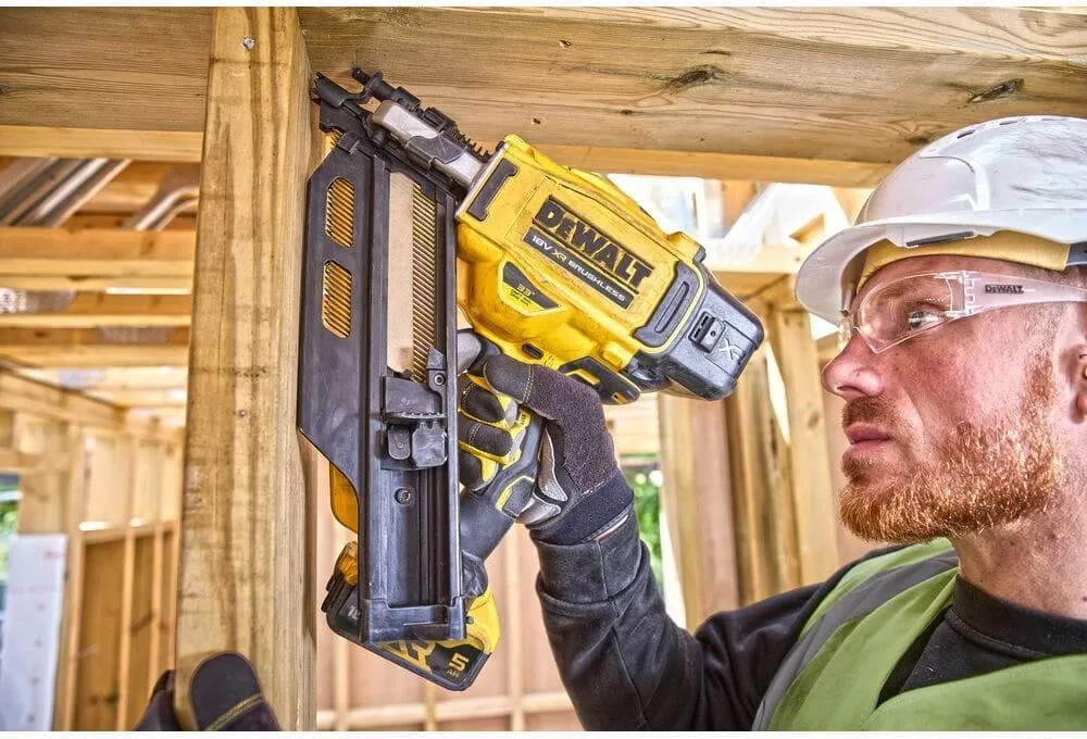 Аккумуляторный гвоздезабивной пистолет Dewalt DCN950N-XJ