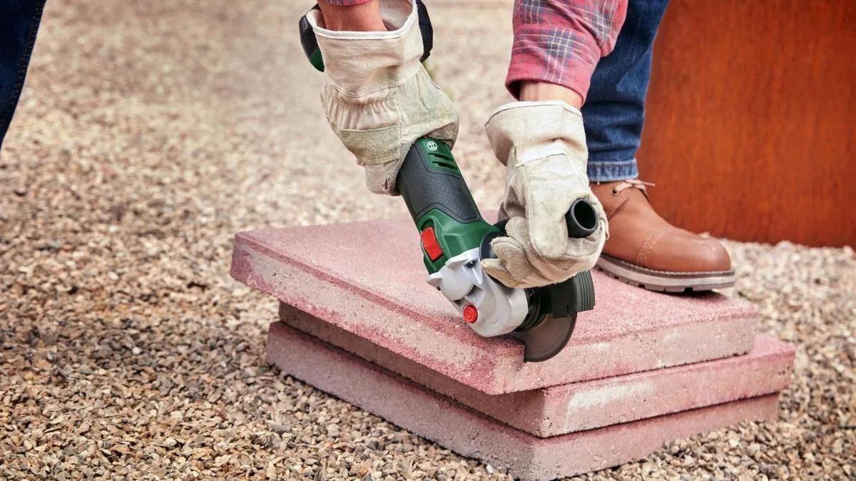 Аккумуляторная угловая шлифмашина Bosch UniversalGrind 18V-75 (06033E5004)