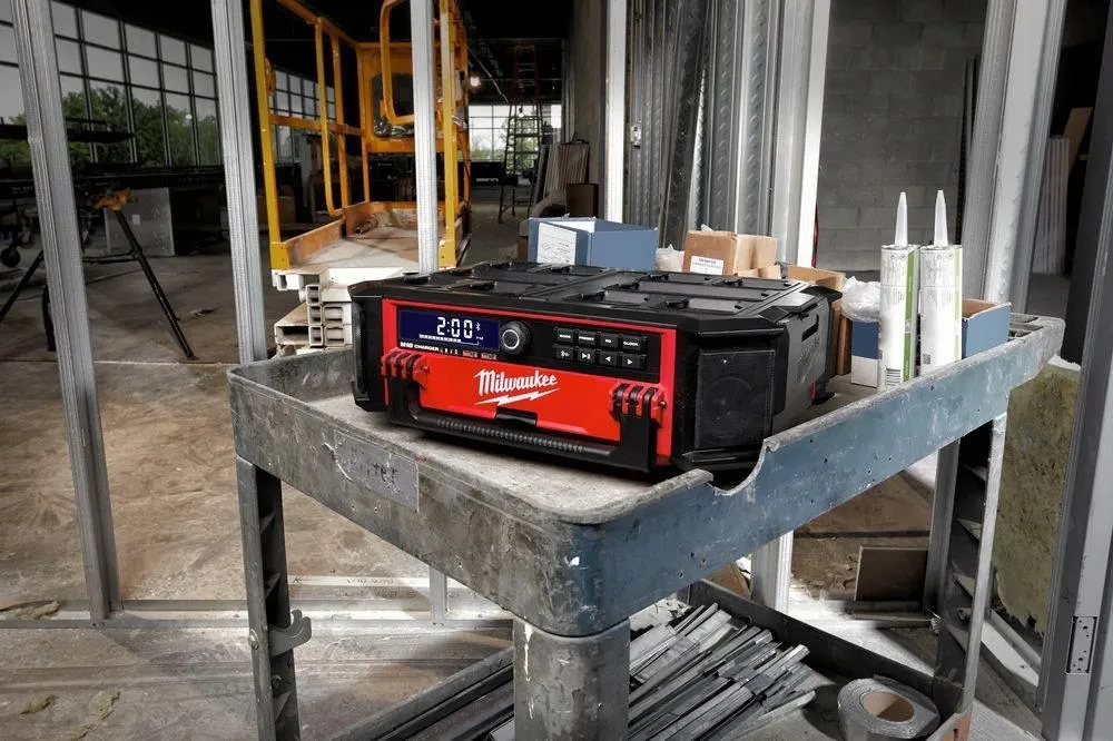 Строительное радио с зарядкой и DAB+ Milwaukee M18 PRCDAB+-0 18 В, без АКБ и ЗУ