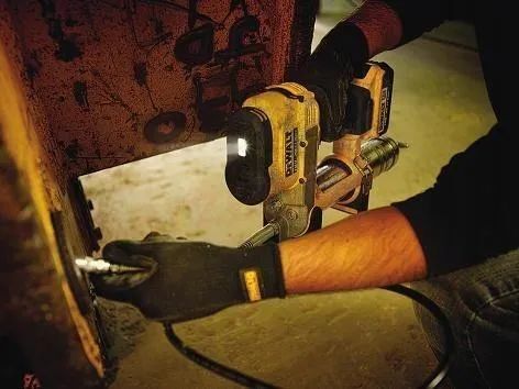 Аккумуляторный смазочный пистолет DeWalt DCGG571NT, без АКБ и ЗУ, в кейсе