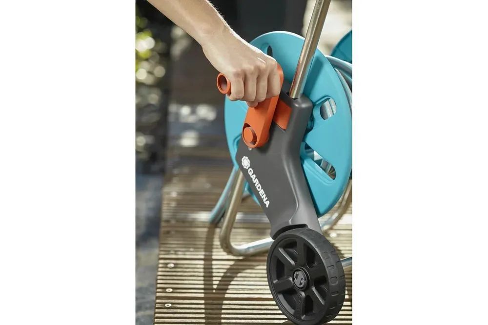 Набор тележка CleverRoll S и дождеватель Mambo Comfort Gardena