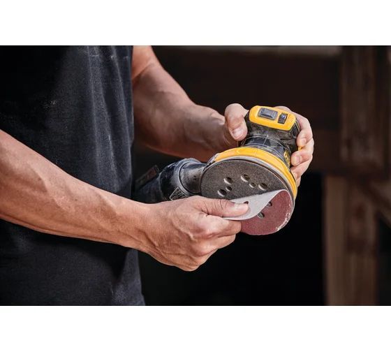 Орбитальная шлифмашина аккумуляторная DeWalt DCW210P2QW с АКБ