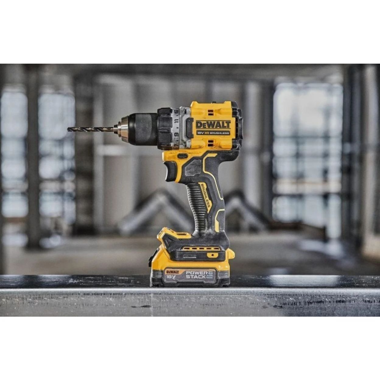 Аккумуляторная дрель-шуруповерт DeWalt DCD800E2TQW, с 2 АКБ 1.7 Ач и ЗУ, в кейсе