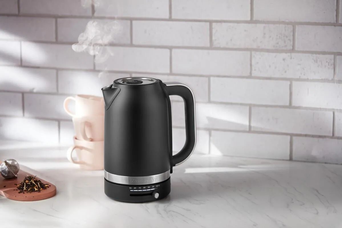 Электрический чайник KitchenAid 5KEK1701EBM черный