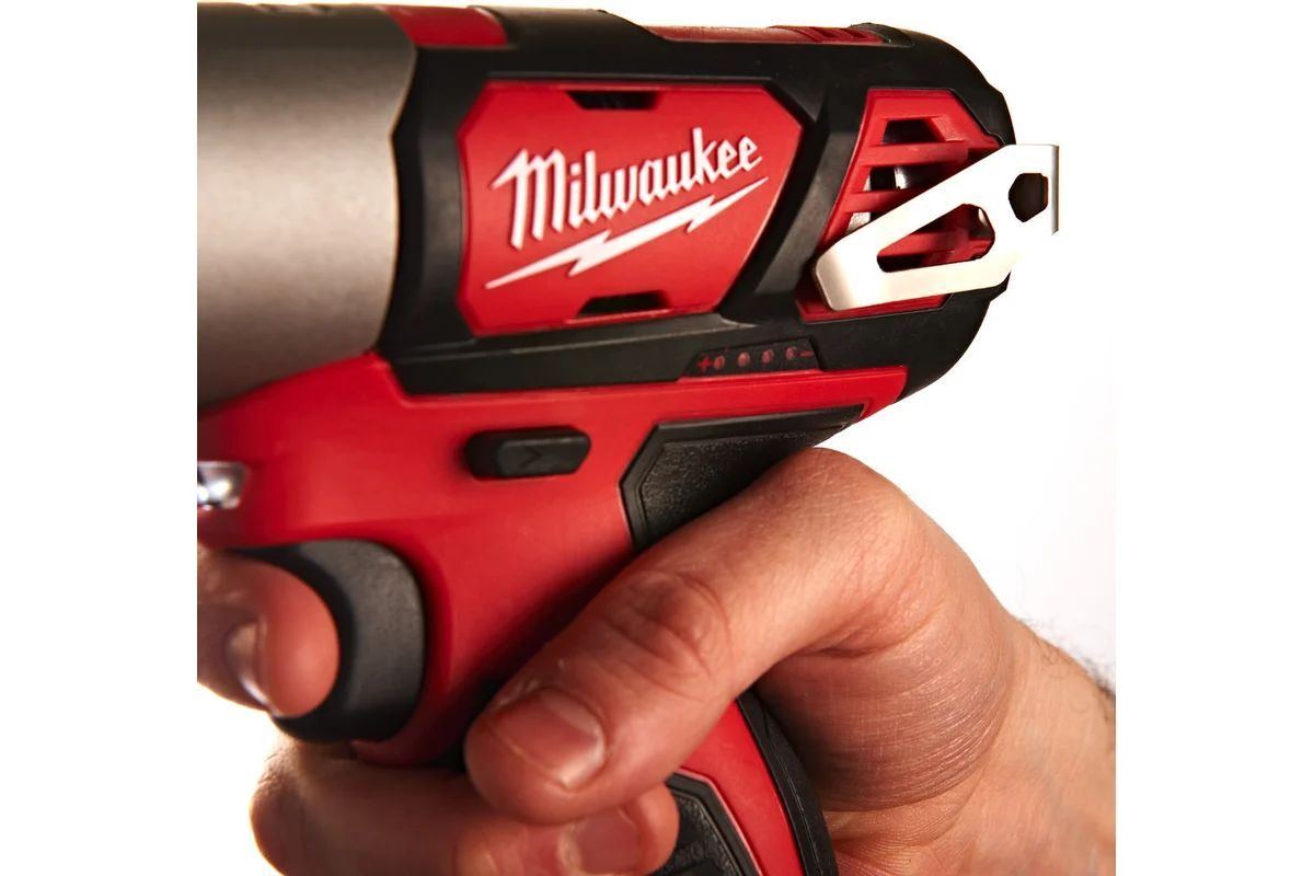 Ударный шуруповёрт Milwaukee M12 BID-202C с 2х2.0 Ah, ЗУ и кейсом 4933441960