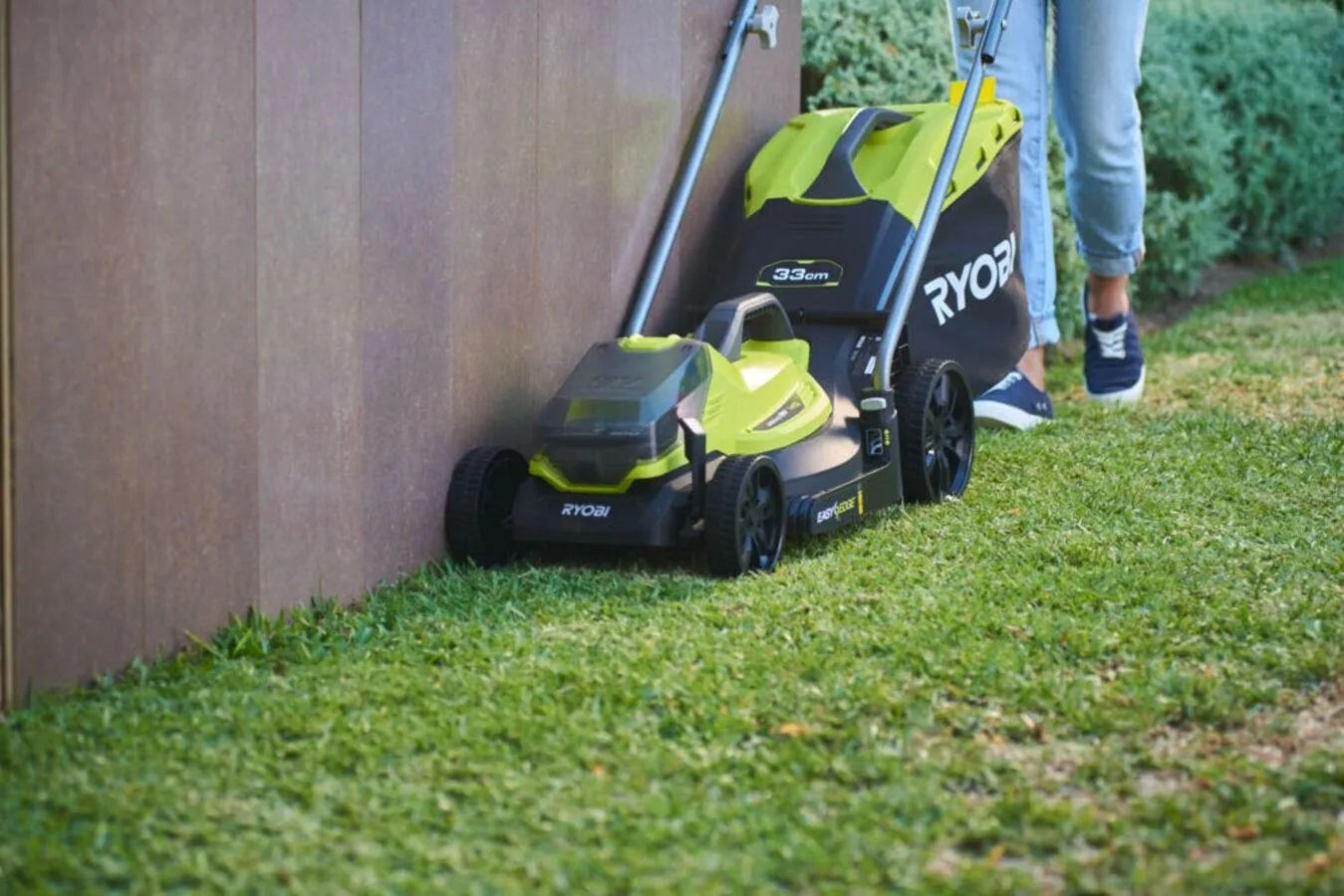 Аккумуляторная газонокосилка RYOBI RLM18X33B40 АКБ и ЗУ