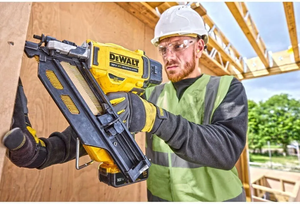 Аккумуляторный гвоздезабивной пистолет Dewalt DCN950N-XJ