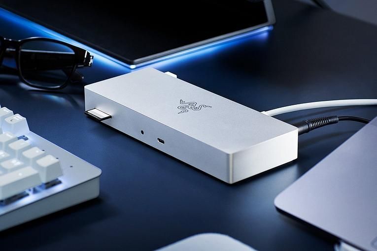 Док-станция Razer Thunderbolt 4 Dock Mercury серебристый (RC21-01690200-R3G1)