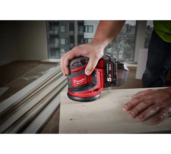 Орбитальная шлифмашина Milwaukee M18 BOS125502B 2х5.0 Ah 4933464229