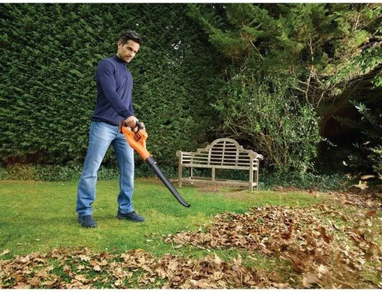 Аккумуляторная воздуходувка Black&Decker GWC1820PC-QW аккумулятор 2.0 Ач
