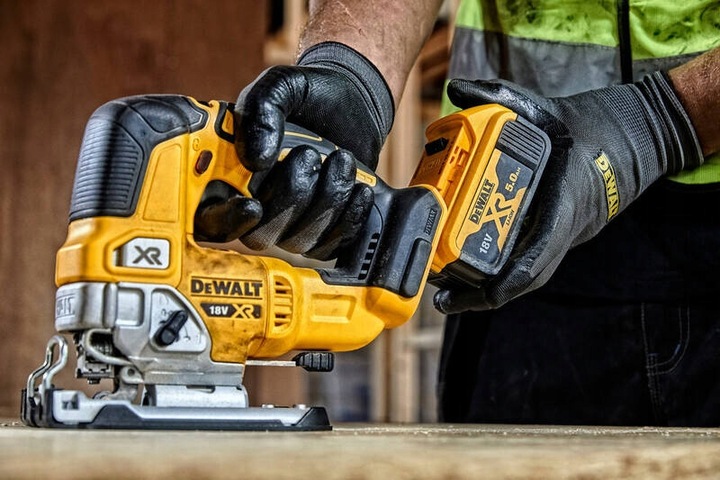 Аккумуляторный электролобзик DeWALT DCS334P1