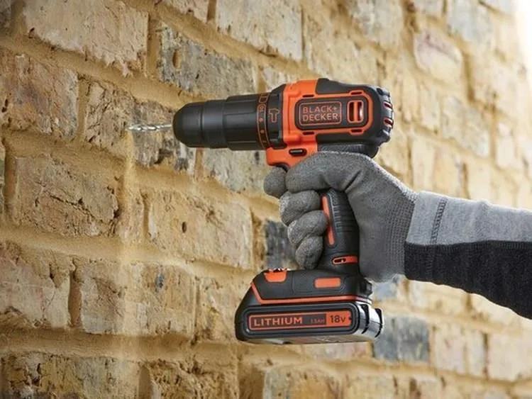 Аккумуляторная ударная дрель Black&Decker BDCHD18-QW