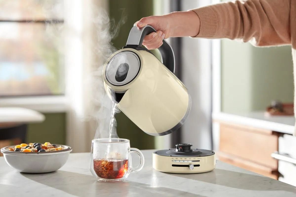 Чайник KitchenAid Artisan 5KEK1701EAC кремовый