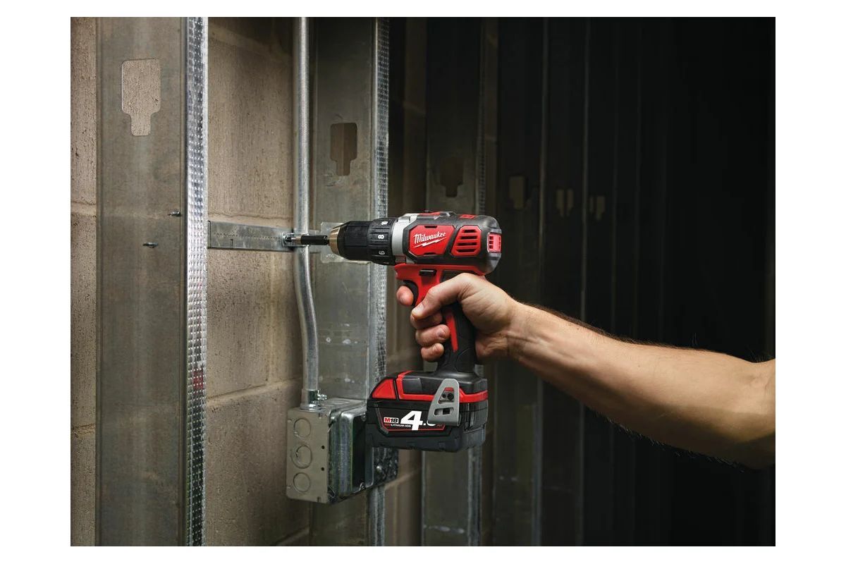 Дрель-шуруповёрт Milwaukee M18 BDD-402C 2 4.0 Ah и ЗУ 4933443565