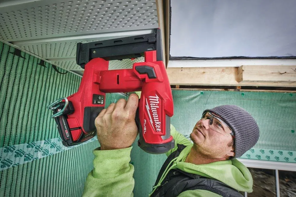 Аккумуляторный финишный гвоздезабиватель Milwaukee M18 FNCS18GS-0X 18 В, без АКБ и ЗУ