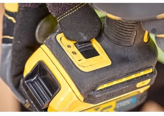Аккумуляторный винтоверт Dewalt DCF870NT