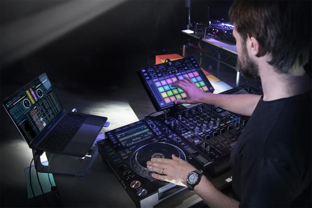 Контроллер DJ Pioneer DDJ-XP2