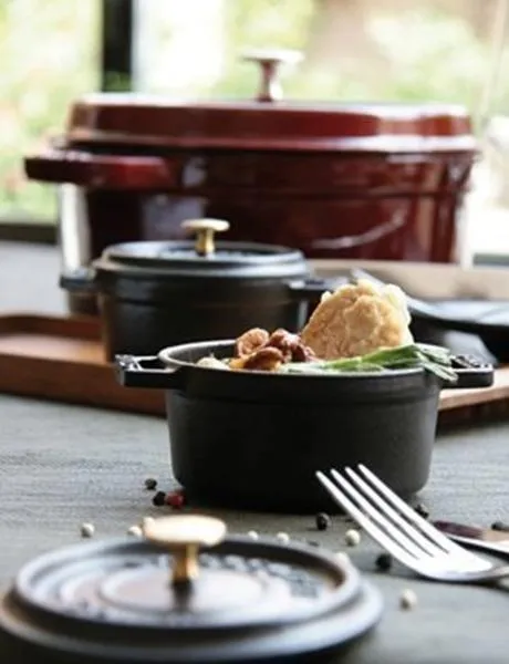 Чугунная круглая кастрюля Staub Cocotte Ø 28 см, вишнёвая 40509-362-0